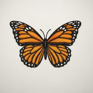 Puede incluir: Parche bordado de mariposa monarca. La mariposa tiene alas naranjas y negras con puntos blancos en los bordes. Las antenas son negras y el cuerpo es negro. El parche está sobre un fondo blanco.