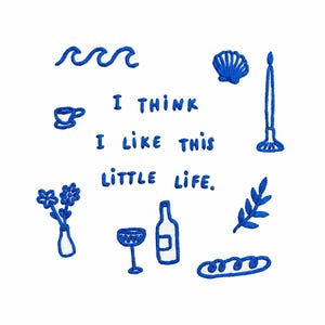Könnte beinhalten: Weißer Hintergrund mit blauen gestickten Illustrationen von Wellen, einer Muschel, einer Kerze, einer Tasse, Blumen, einem Weinglas, einer Flasche, einem Zweig und einem Brotlaib. Text: "I think I like this little life."