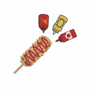 Può includere: Un disegno ricamato con un hot dog di mais con ketchup rosso, senape gialla e bottiglie di salsa rossa. L'hot dog di mais è marrone dorato con un motivo a zig-zag rosso. I condimenti sono rossi, gialli e rossi con accenti bianchi.