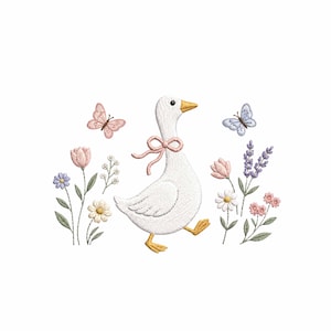 Può includere: Ricamo di un'oca bianca con un fiocco rosa, circondata da fiori e farfalle. I fiori includono tulipani rosa, margherite e lavanda. Le farfalle sono rosa e blu, su sfondo bianco.