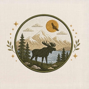 Pode incluir: Design circular bordado com um alce em pé perto de um lago com montanhas ao fundo. Um sol e uma águia estão no céu. O design é emoldurado por uma borda verde e adornado com estrelas e folhas.