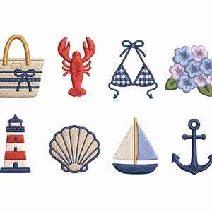 Può includere: Una collezione di ricami a tema nautico. Include una borsa di paglia con strisce blu, un'aragosta rossa, un top bikini a quadretti, un bouquet di fiori blu e viola, un faro, una conchiglia, una barca a vela e un'ancora blu navy.