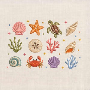 Könnte beinhalten: Gesticktes Design mit verschiedenen Meereskreaturen und Elementen, darunter ein Seestern, eine Schildkröte, Muscheln, Korallen und eine Krabbe. Das Design enthält Orange-, Rosa-, Grün- und Blautöne mit Stern- und Punktakzenten auf neutralem Hintergrund.