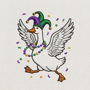 Puede incluir: Diseño bordado de un ganso blanco con un gorro de bufón y un collar de cuentas. El ganso tiene las alas extendidas y está rodeado de confeti y estrellas, evocando un ambiente festivo.