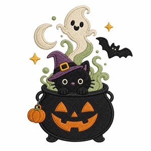 Puede incluir: Un diseño de bordado que muestra un gato negro con un sombrero de bruja morado dentro de un caldero de calabaza negro. Una pequeña calabaza naranja cuelga del lado. Arriba, un fantasma blanco, una luna creciente, un murciélago negro y estrellas amarillas.