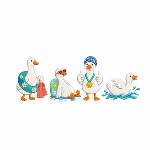 Puede incluir: Cuatro patos de dibujos animados disfrutando de actividades de verano. Uno lleva un flotador floral azul y blanco, otro lleva gafas de sol y está sentado en una tabla de surf, un tercero lleva gorro de natación y medalla, y el último nada.