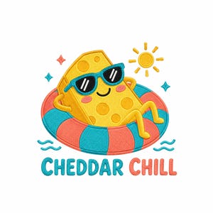 Puede incluir: Un gráfico bordado que muestra una cuña de queso amarilla con gafas de sol azules, relajándose en un flotador inflable a rayas rojas y azules. El diseño incluye un sol amarillo, pequeñas estrellas azules y el texto CHEDDAR CHILL en azul y rojo.
