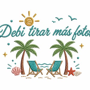 Puede incluir: Diseño bordado con la frase "Debi tirar más fotos" en escritura turquesa, un sol dorado, palmeras, sillas de playa y elementos oceánicos. Incluye una estrella de mar, conchas marinas y pájaros, evocando un tema de vacaciones en la playa.