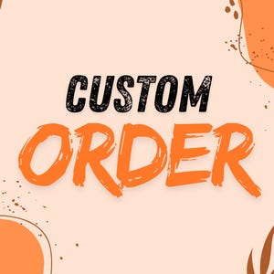 Peut inclure: Une conception graphique avec les mots "CUSTOM ORDER" en noir et orange. Le mot "CUSTOM" est dans une police noire texturée, tandis que "ORDER" est dans un style de coup de pinceau orange audacieux. Le fond est de couleur pêche clair avec des formes orange et des accents de feuilles marron.