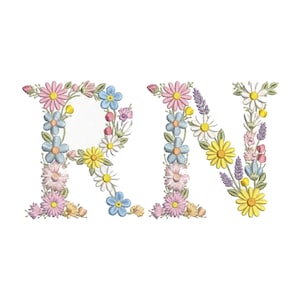 Könnte beinhalten: Gestickte Blumenbuchstaben "RN" in Pastellfarben. Die Buchstaben bestehen aus verschiedenen Blumen, darunter Gänseblümchen und Lavendel, in Rosa, Gelb und Blau, vor einem weißen Hintergrund.
