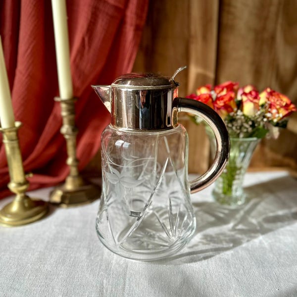 Vintage-Karaffe aus geschliffenem Glas mit Eisfach – Versilberter Metallrahmen – Eisröhrenkaraffe – 26 cm
