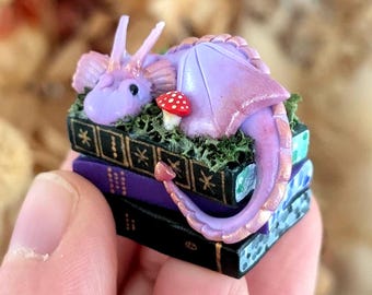 Woodland Book Dragon Desk/Bookshelf Buddy in Lavender, Green or Gold – 3.5cm Handmade Polymer Clay Figurine