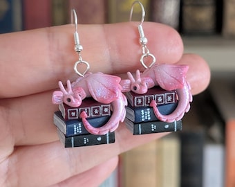 Pendientes de dragón rosa brillante con forma de libro - Joyería para amantes de la lectura de Coryographies, arte hecho a mano en arcilla polimérica.