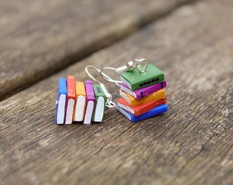 Boucles d'oreilles pile de livres (fabriquées sur commande) - Couleurs d'été - Bijoux livres par Coryographies