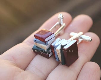 Gemelos con forma de pila de libros - Joyería artesanal hecha con libros por Coryographies