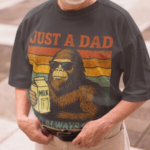 Nur ein Vater, der immer mit dem Milch-T-Shirt zurückkam - lustiges Retro Gorilla-Vatertags-Geschenk-T-Shirt