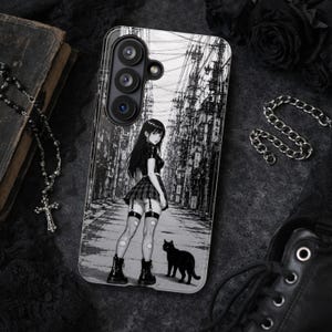 Puede incluir: Una funda de teléfono en blanco y negro con una ilustración estilo manga de una persona con cabello largo y oscuro, que viste falda a cuadros y botas, de pie en un callejón estrecho con cables eléctricos, junto a un pequeño gato negro.