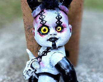 OOAK Creepy Mini bambola vichinga inquietante: Vyxen