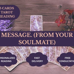 Puede incluir: Imagen de cartas del tarot dispuestas sobre una superficie de madera, con el texto "MESSAGE. (FROM YOUR SOULMATE)". El texto adicional incluye "5 CARDS TAROT READING", "PERSONALIZED READING", "FAST DELIVERY" y "FREE CONSULTATION". También hay una vela encendida y flores decorativas.