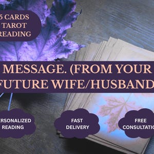Könnte beinhalten: Ein Bild mit dem Thema Tarot-Lesung. Es zeigt einen Stapel Karten, ein lila Blatt und den Text "5 CARDS TAROT READING" und "MESSAGE. (FROM YOUR FUTURE WIFE/HUSBAND)". Zusätzlicher Text lautet "PERSONALIZED READING", "FAST DELIVERY" und "FREE CONSULTATION".
