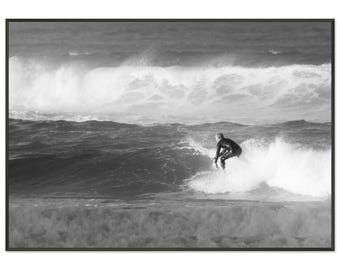 Carving Silence — Monochrome Brandung | Gerahmter Fotografie Druck | Schwarz-Weiß-Surf-Kunst