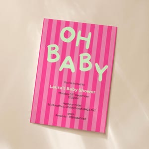 Pode incluir: Um cartão de convite retangular com listras verticais em tons alternados de rosa choque e rosa claro. O texto OH BABY está impresso em letras grandes verde-claras. Texto preto adicional fornece detalhes para o chá de bebê de Laura.