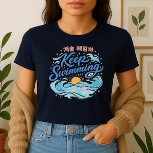 Peut inclure: Une tasse en céramique blanche avec une anse noire et le texte "But First, Coffee" en gras noir. La tasse est posée sur une surface en bois. La tasse mesure environ 10 cm de haut.