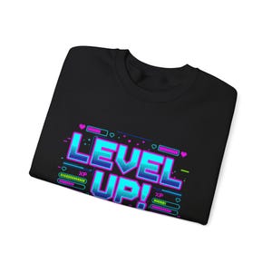 レベルアップピクセルアートクルーネックスウェットシャツ | ゲーマーシャツ、レトロゲーミングTシャツ | ゲーマースウェットシャツ | レベルアップスウェットシャツを見る