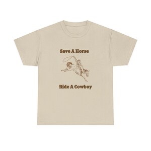 ブラウン Save a Horse Ride A Cowboy ユニセックス ヘビーコットンTシャツ - カウボーイTシャツ、ウエスタンTシャツ、ウエスタンバチェロレッテTシャツ、ロデオシャツ