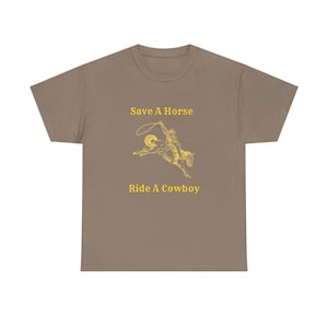 Żółty Save a Horse Ride A Cowboy Unisex Heavy Cotton Tee - Koszulka kowbojska, Koszulka westernowa, Koszulka westernowa Bachelorette, Koszulka rodeo