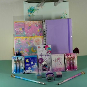 Caja Misteriosa de Papelería Tsuki: 13 Artículos + Regalo | Tema Luna y Pastel Ensoñador