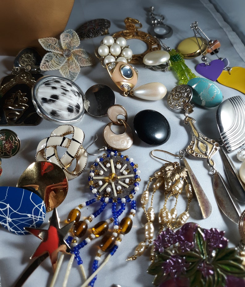 Vintage SINGLE earring lot...84 earrings