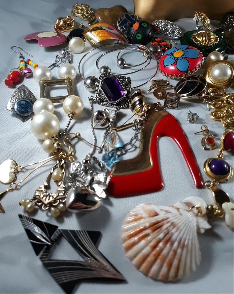 Vintage SINGLE earring lot...84 earrings