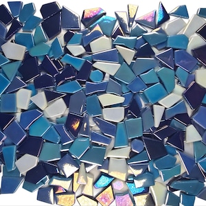 KiWeeze 200g irisierende Mischung aus Blau und Weiß unregelmäßig geformte Glasmosaikfliesen zum Basteln, perfekt für Mosaikkunst und DIY