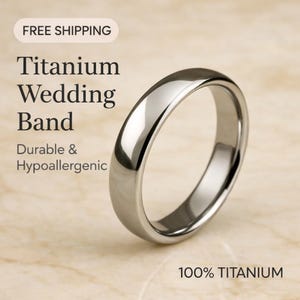 Op de afbeelding: Een glanzende, zilverkleurige titanium trouwring. De ring is glad en heeft een afgerond profiel. De tekst op de afbeelding luidt "Titanium trouwring, Duurzaam & Hypoallergeen, 100% Titanium."