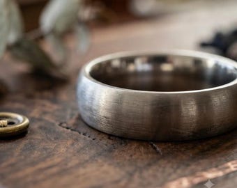 Trouwring van geborsteld titanium: comfortabele pasvorm, ring met gepersonaliseerde gravure