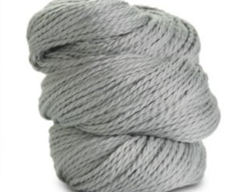 Könnte beinhalten: Eine Knäuel hellgraues Garn, perfekt zum Stricken oder Häkeln.