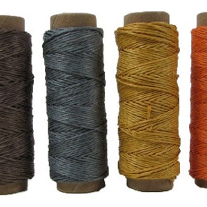 Puede incluir: Siete carretes de hilo encerado en varios colores, incluyendo negro, marrón, gris, amarillo, naranja y blanco.