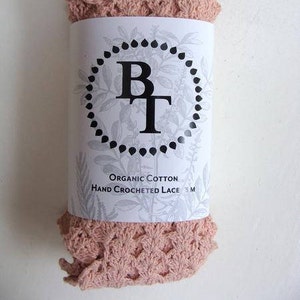 Renda de algodão orgânico tingida naturalmente à mão, 38 mm de largura - Rosa *vendida em pacote de 3m*