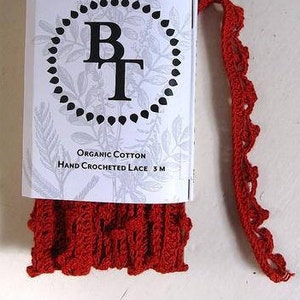 Renda de algodão orgânico tingido naturalmente à mão, 15mm de largura - Vermelho *vendido em pacote de 3m*