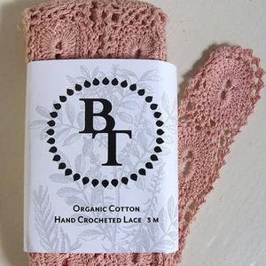 Renda de algodão orgânico tingida naturalmente à mão, 50 mm de largura - Rosa *vendida em pacote de 3m*