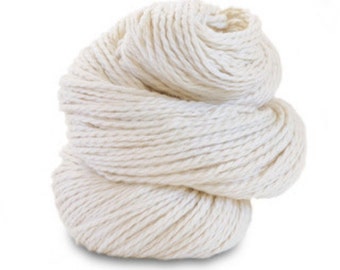 Könnte beinhalten: Ein Knäuel naturweißes Baumwollgarn, perfekt zum Stricken oder Häkeln.