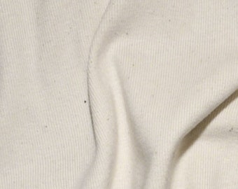 Könnte beinhalten: Nahaufnahme eines weißen, strukturierten Stoffes mit einem dezenten Rippenmuster. Der Stoff ist gefaltet und hat eine weiche, natürliche Optik.