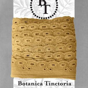 Renda de algodão orgânico tingido naturalmente, 2,75cm de largura - Ocre *vendida em cartão de 5m*