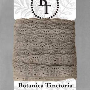 Renda de algodão orgânico tingido naturalmente, 25mm de largura - Cinza Escuro *vendido em cartão de 5m*