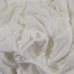 Puede incluir: Tela blanca con una textura suave y lisa. La tela está tejida apretada y tiene un ligero brillo. Es perfecta para proyectos de costura, como ropa, decoración del hogar y manualidades.