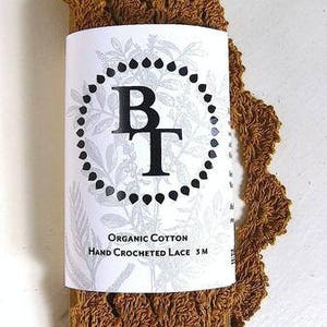 Renda de algodão orgânico tingida naturalmente à mão, 15mm de largura - Ocre *vendida em pacote de 3m*