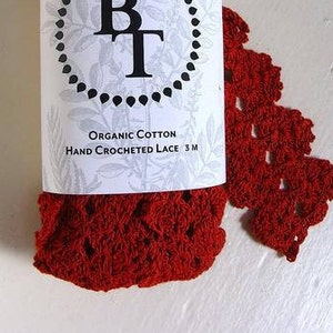 Renda de algodão orgânico tingido naturalmente à mão, 38 mm de largura - Vermelho *vendido em pacote de 3m*
