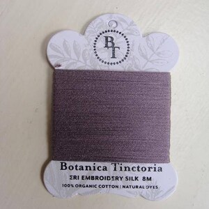Fio dental de seda Eri naturalmente tingido - lavanda, cartão de 8m