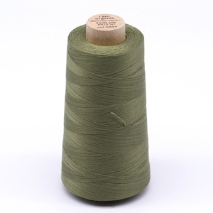 Könnte beinhalten: Eine Spule mit olivegrünem Bio-Baumwollgarn mit einem Etikett mit der Aufschrift "I am organic cotton thread 3000 yds 30/2 wt col 4889"